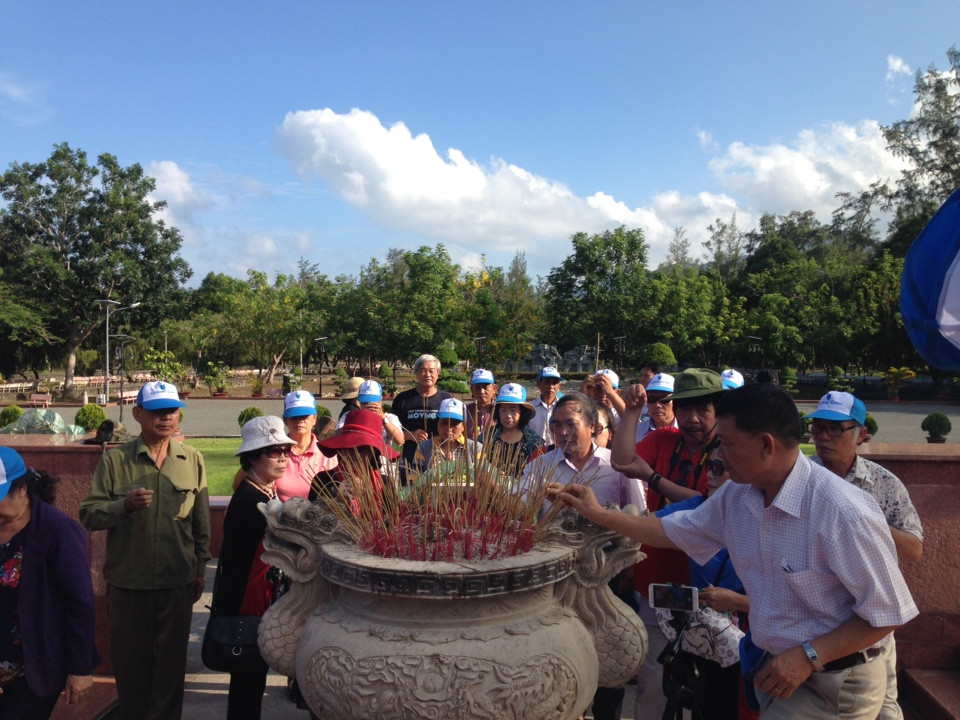 Di chuyển đến Côn Đảo bằng tàu.