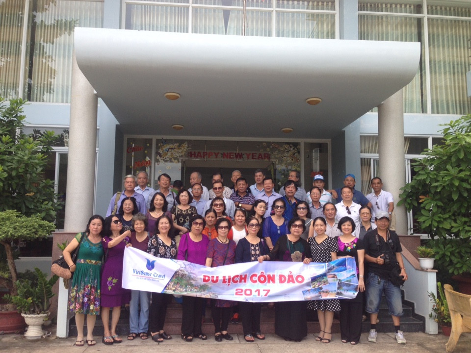 Di chuyển đến Côn Đảo bằng máy bay.