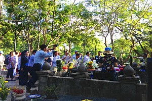 Hành hương Côn Đảo cuối năm về thăm viếng mộ nữ anh hùng Võ Thị Sáu Hành hương Côn Đảo cuối năm về thăm viếng mộ nữ anh hùng Võ Thị Sáu