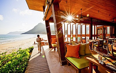 Khách du lịch Côn Đảo tỉ lệ nghịch với nhân viên dịch vụ Khách du lịch Côn Đảo tỉ lệ nghịch với nhân viên dịch vụ