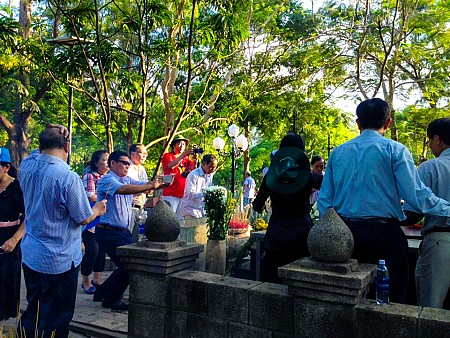 Đi lễ Cô Sáu tại Nghĩa trang Hàng Dương | 3 Ngày 2 Đêm từ Hà Nội