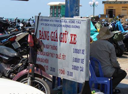 Mặc dù đã có giá niêm yết tuy nhiên du khách vẫn bị chặt chém khi gửi xe tại các điểm du lịch. Mặc dù đã có giá niêm yết tuy nhiên du khách vẫn bị chặt chém khi gửi xe tại các điểm du lịch.