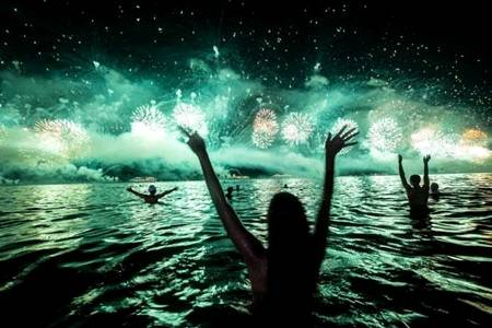 Chùm ảnh pháo hoa trên biển tuyệt đẹp Chùm ảnh pháo hoa trên biển tuyệt đẹp