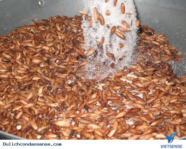 Bạn cũng có thể la cà ăn vặt ở chợ đêm Côn Đảo