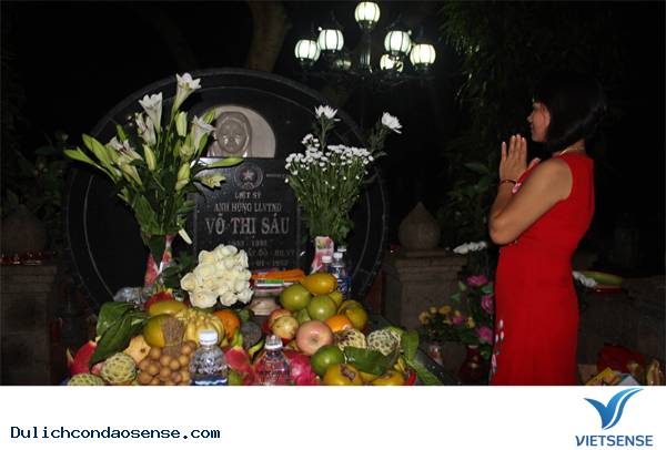 Viếng mộ chị Võ Thị Sáu lúc nửa đêm
